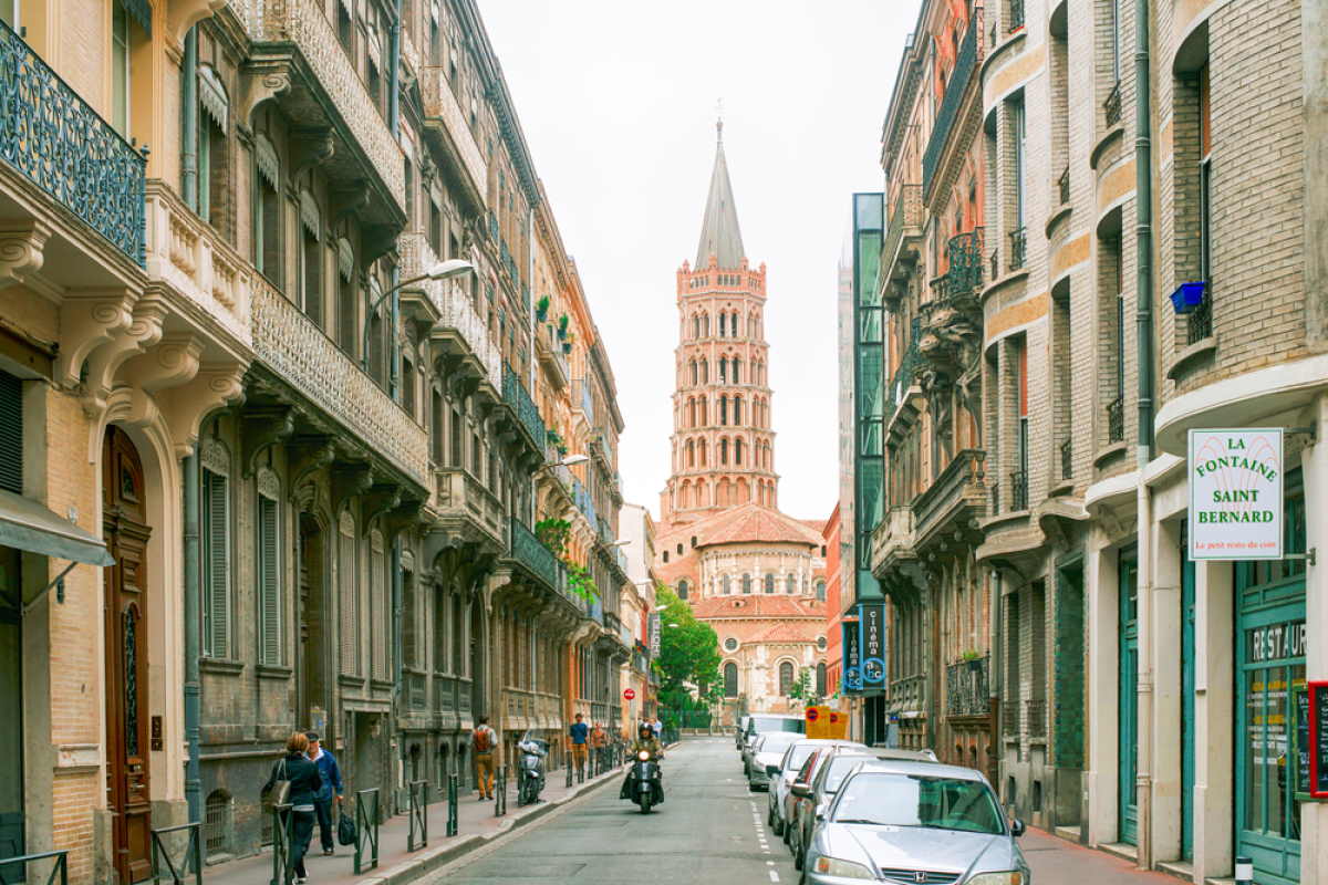 Loi Pinel Plus Toulouse – Rue toulousaine avec vue sur la basilique Saint-Sernin