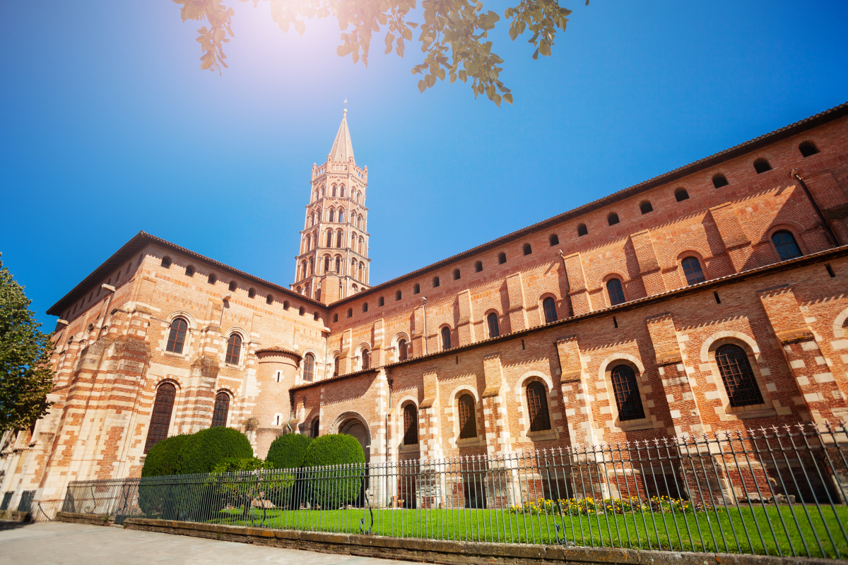 Pinel Plus Toulouse — Une vue ensoleillée de la Basilique Saint-Sernin