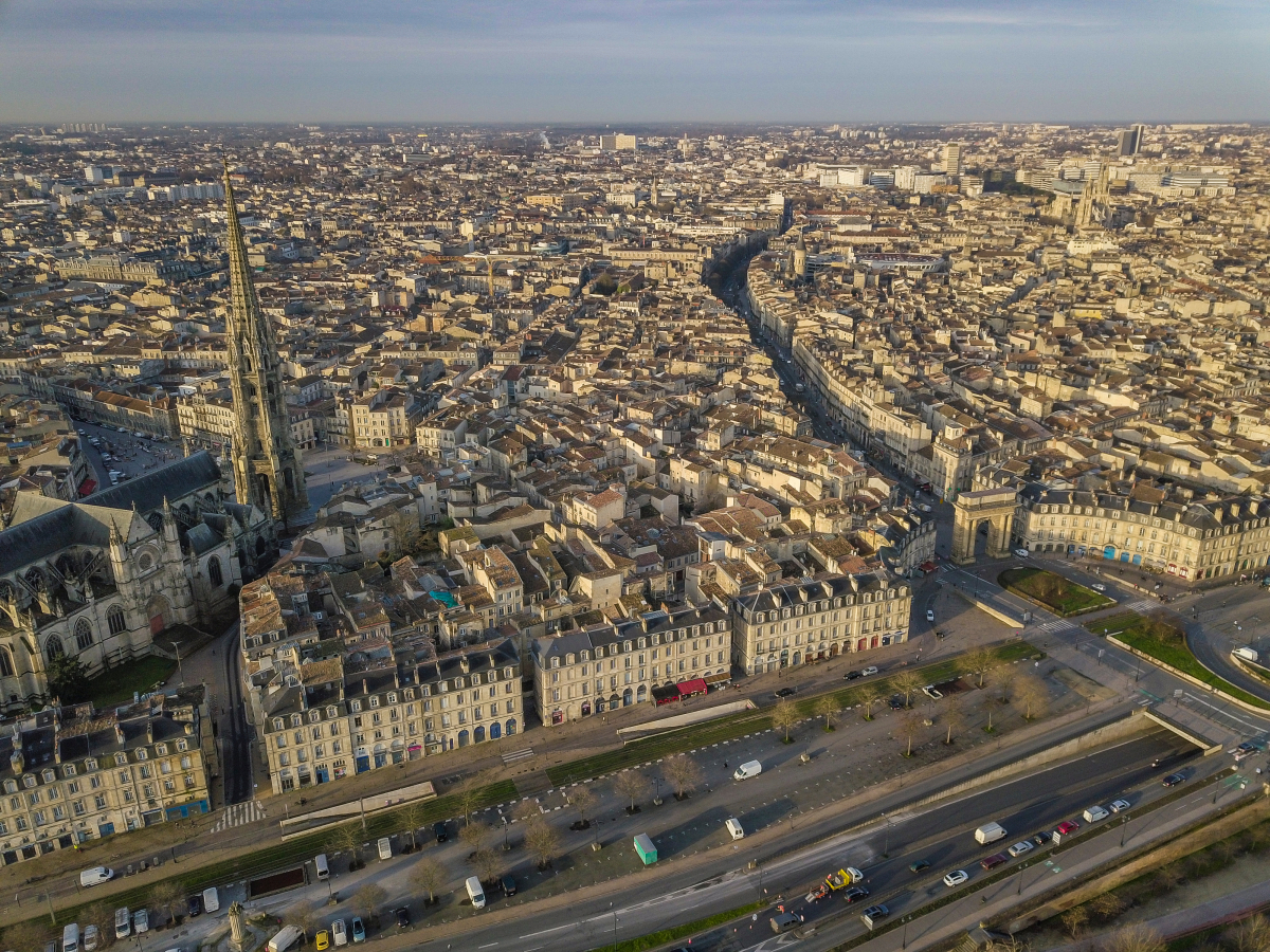 Zéro Artificialisation Nette — Vue aérienne de Bordeaux et de l'église Saint-Michel