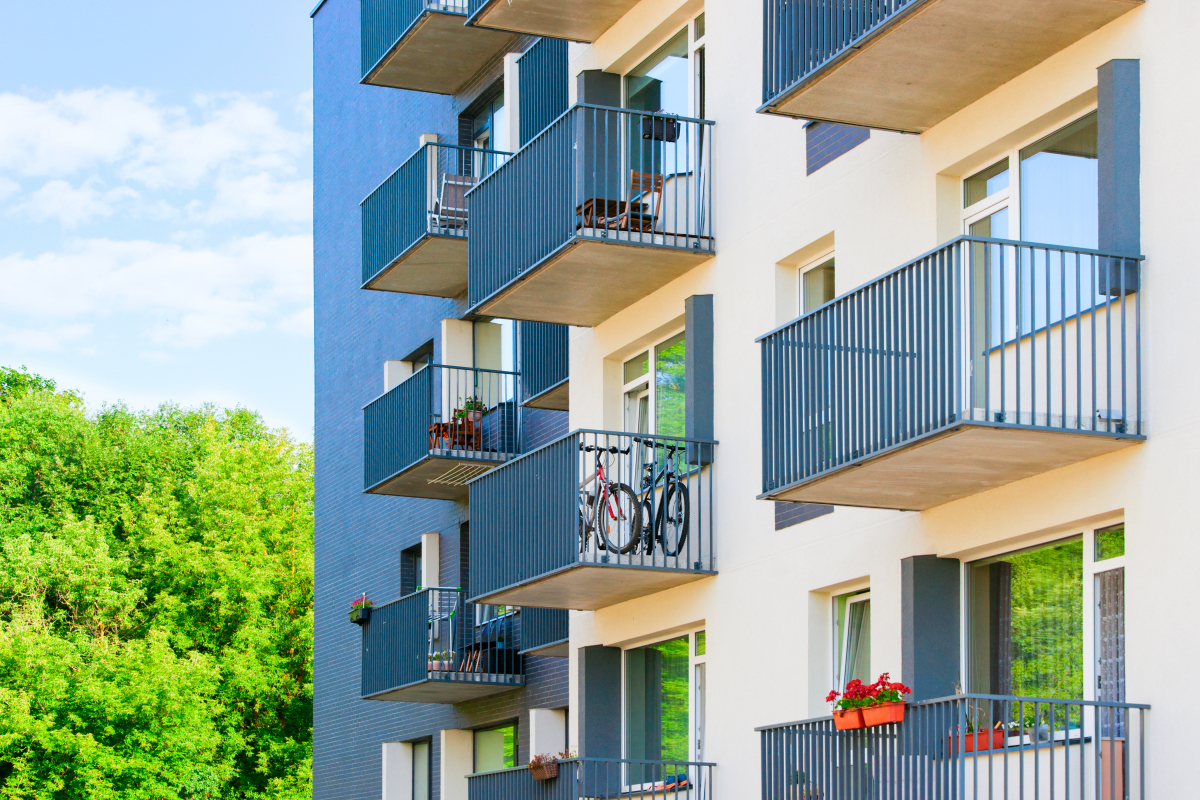 Vue sur des balcons d’appartements neufs