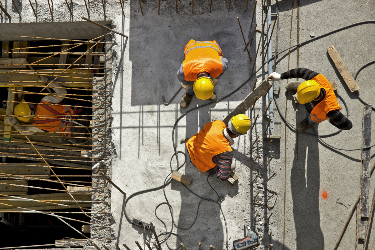 norme RE 2020 – 3 personnes travaillant sur un chantier