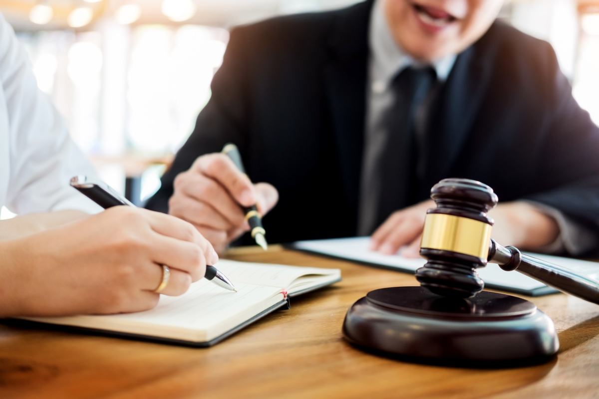 Clause résolutoire bail — Un avocat en train de donner des conseils à un client investisseur