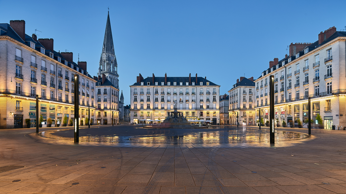 Meilleures villes étudiantes France — La place Royale à Nantes vue de nuit