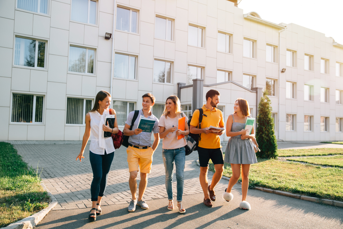 Meilleures villes étudiantes France — Groupe d'étudiants sortant de l'université