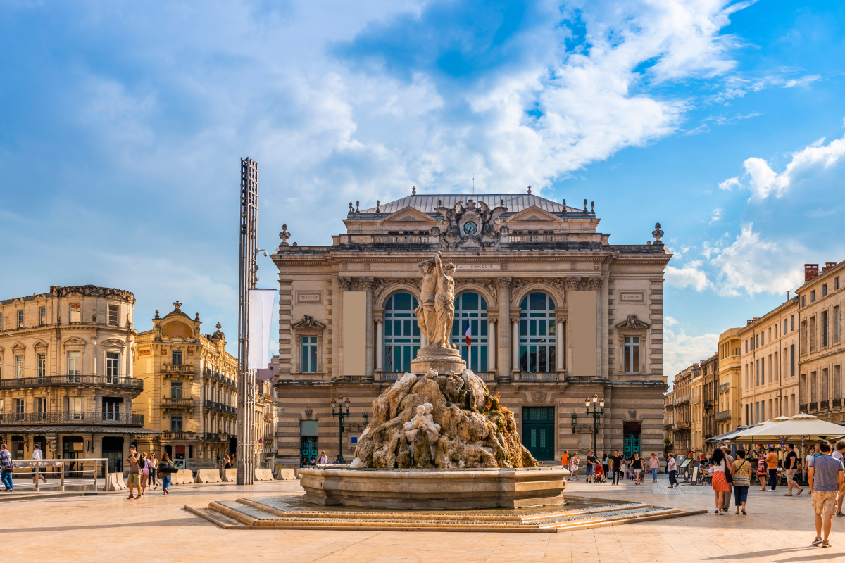 Meilleures villes étudiantes France — L'opéra et la fontaine des trois grâces sur la place de la comédie à Montpellier