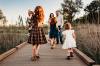 Zone Pinel+ A – Une famille heureuse de 6 personnes sur une passerelle en bois dans un parc