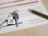 Placer son argent en 2022 – Contrat de location avec stylo et clés d’appartement