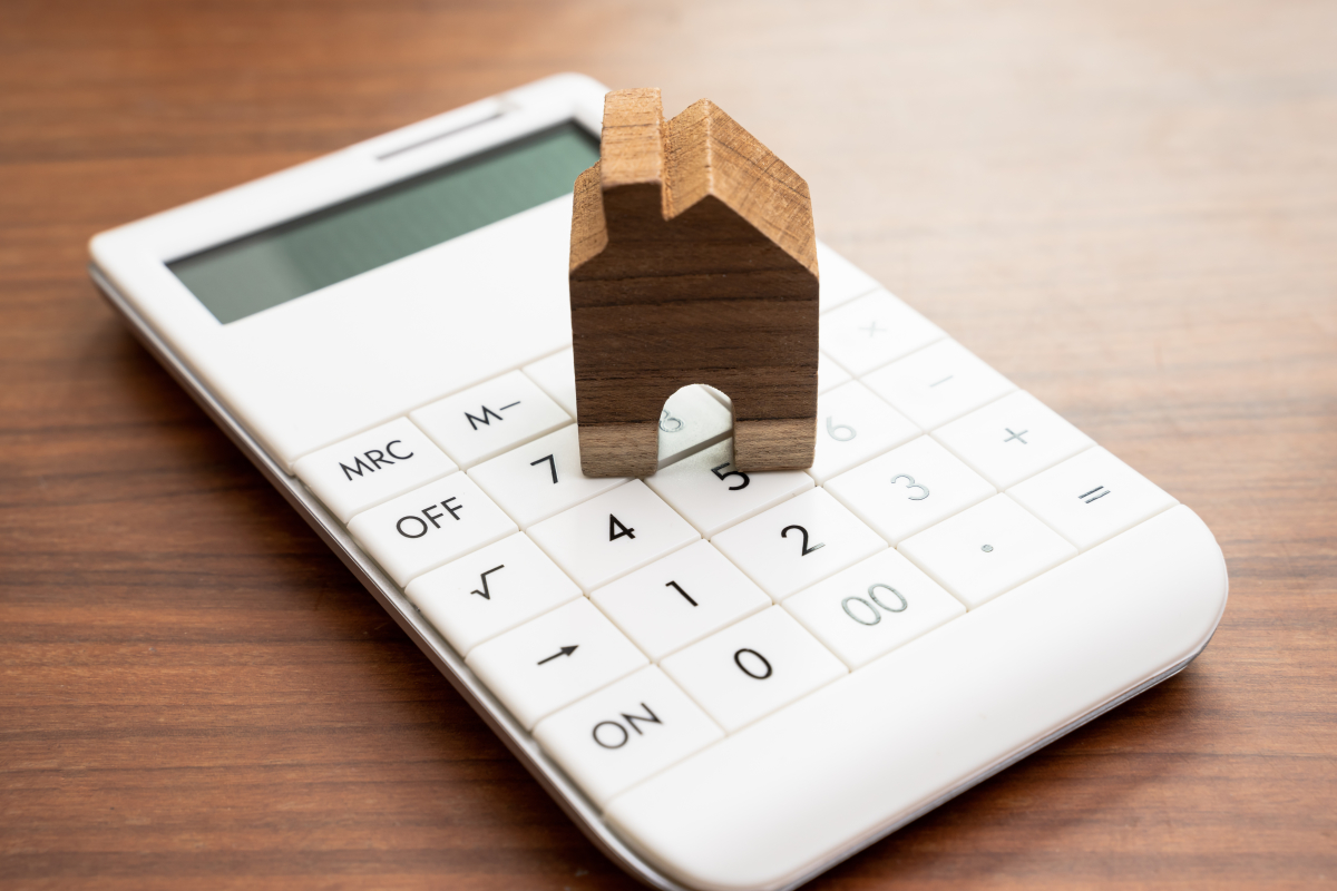  Check-list investissement locatif – Une petite maison posée sur une calculatrice 