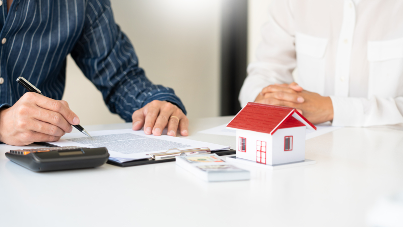 Frais immobiliers -Homme signant une offre de prêt immobilier