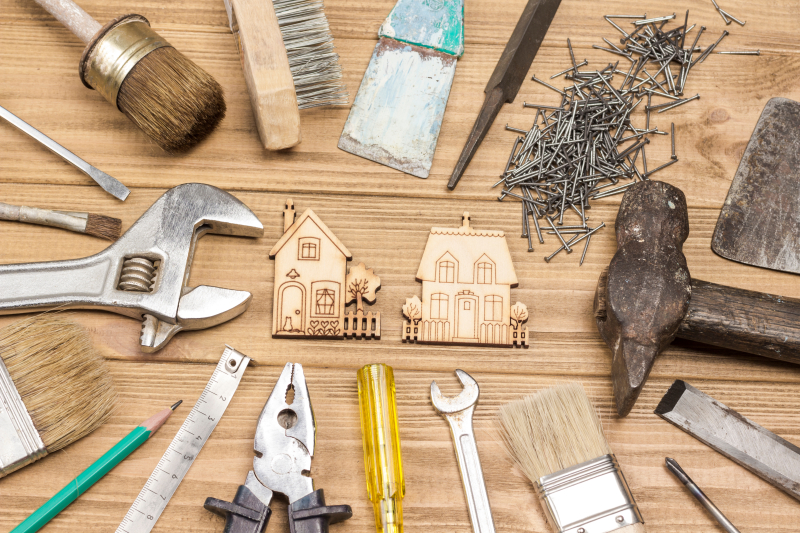 Frais immobiliers – Divers outils pour réaliser des travaux immobilier posés sur un établi