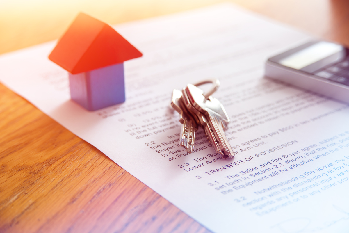 loi pinel pacs et concubinage - petite maison sur un contrat de vente avec des clés de maison