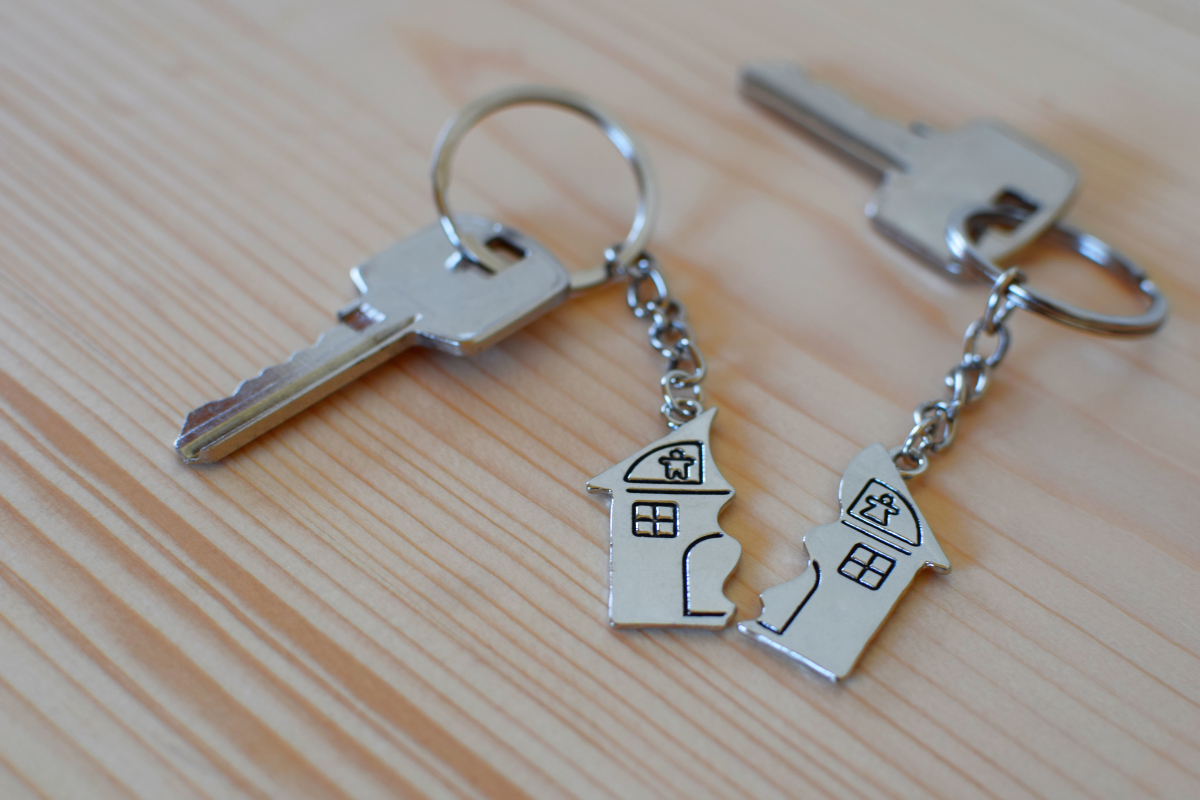 loi pinel et divorce - deux clés avec une moitié de maison en porte clés symbolisant le divorce et le partage du bien immobilier