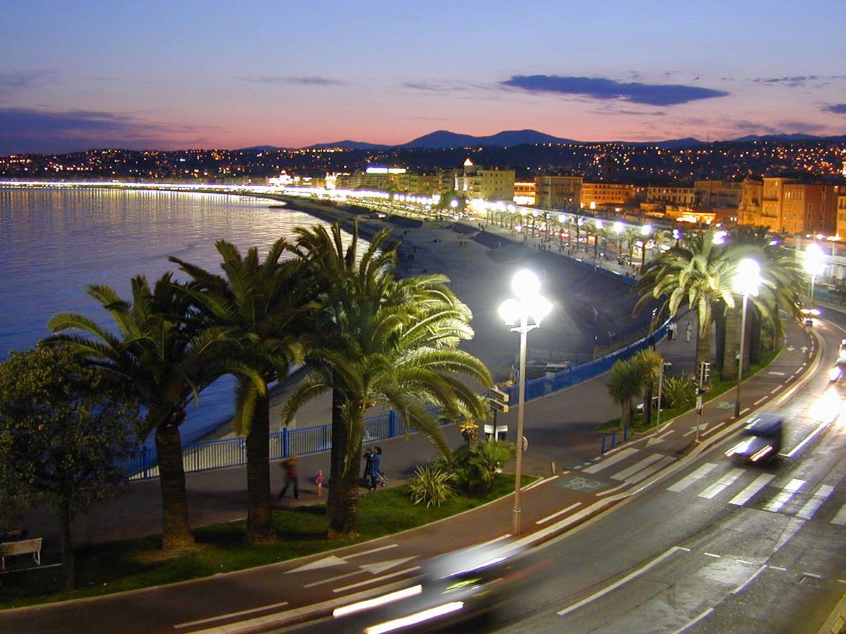 Loi Pinel plus à Nice - la promenade des anglais de nuit à Nice