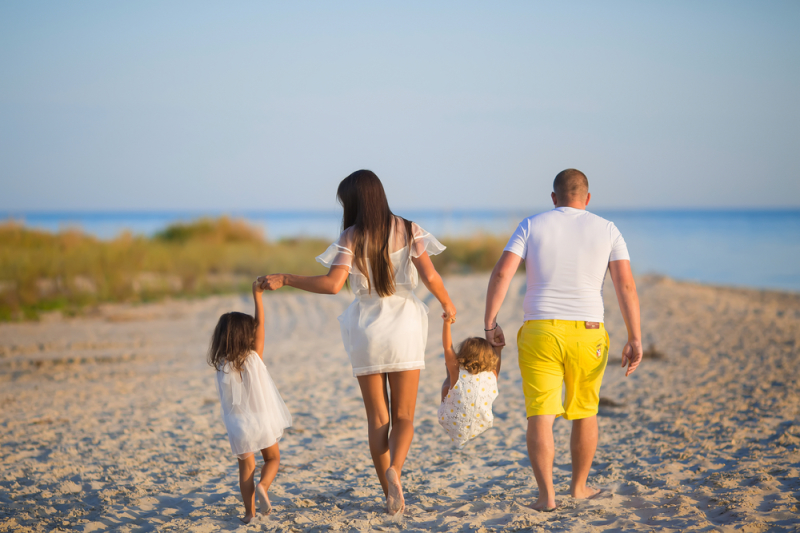 Pinel Outre-Mer – Une famille marchant dans le sable