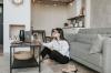 Investisseur immobilier – une étudiante en train de réviser ses cours dans son appartement