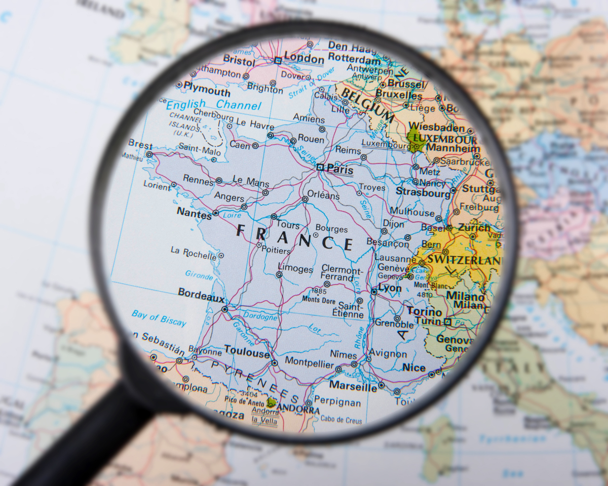 Une carte avec une loupe posée sur la France