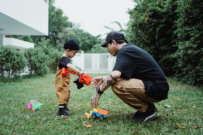 Loi Pinel+ 2023 – Un papa et son enfant jouant de la jardin