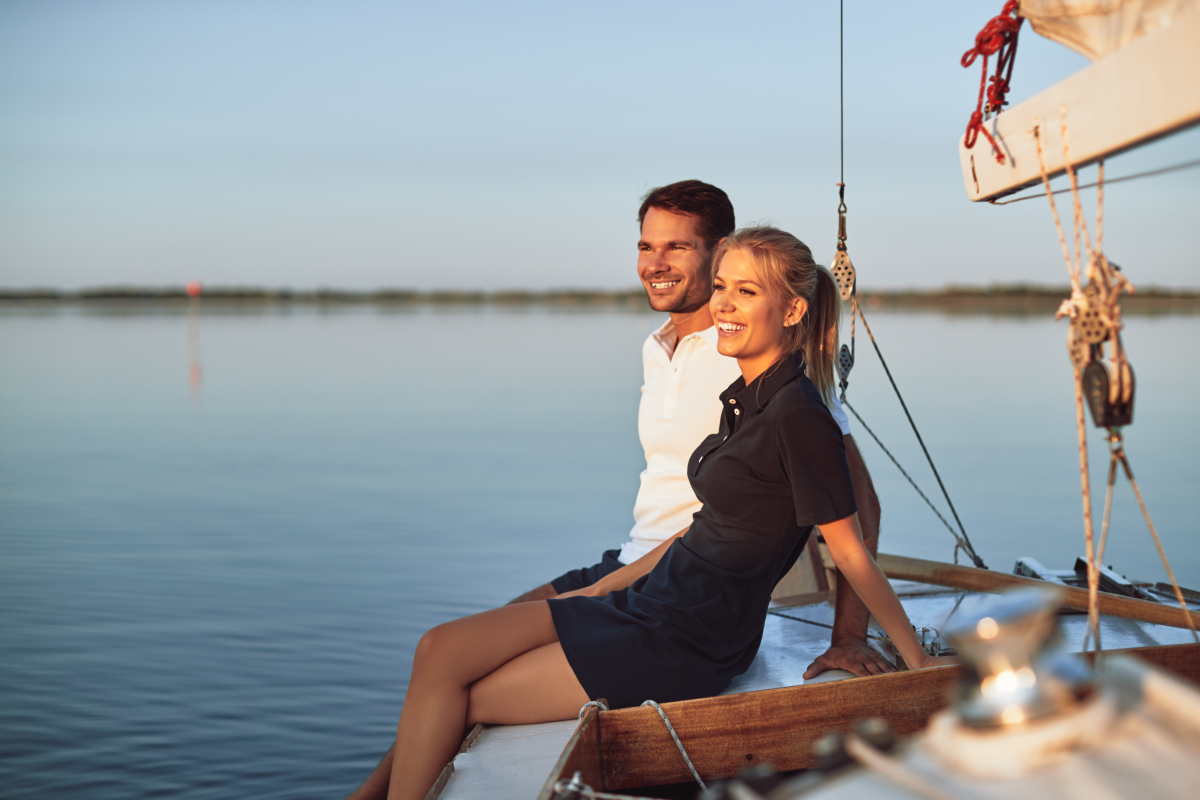  Engagement de location Pinel – Un couple souriant sur un bateau 