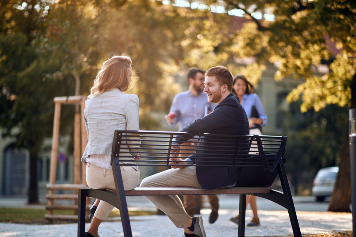  Définition écoquartier - Des amis en train de discuter sur un banc dans un parc 