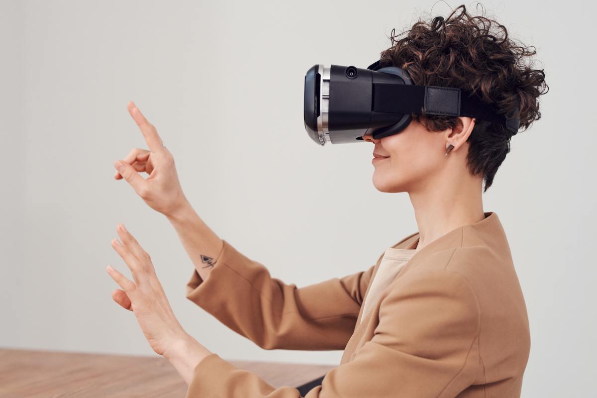  Notice descriptive VEFA – Une acheteuse qui se projette dans son nouveau logement grâce à un casque de réalité virtuelle 