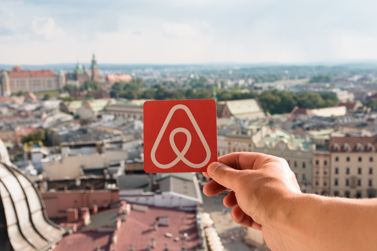 Logo airbnb sur fond de paysage urbain